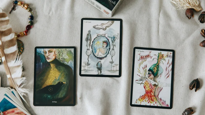 How Online Psychic Chat Supports Love and Tarot Guidance