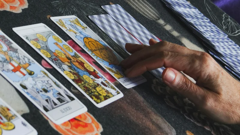 How Online Psychic Chat, Love Readings, and Tarot Can Help
