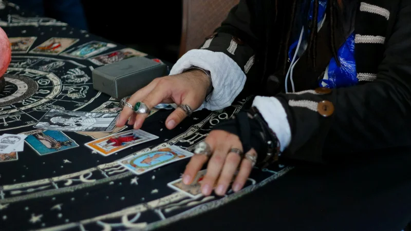 Online Psychic Chat for Love, Tarot, and Personal Guidance
